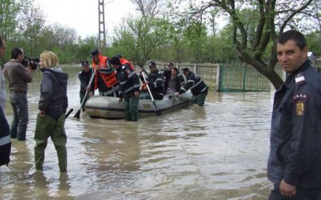 Vicepremierul Gabriel Oprea: Patru persoane au decedat în urma inundaţiilor